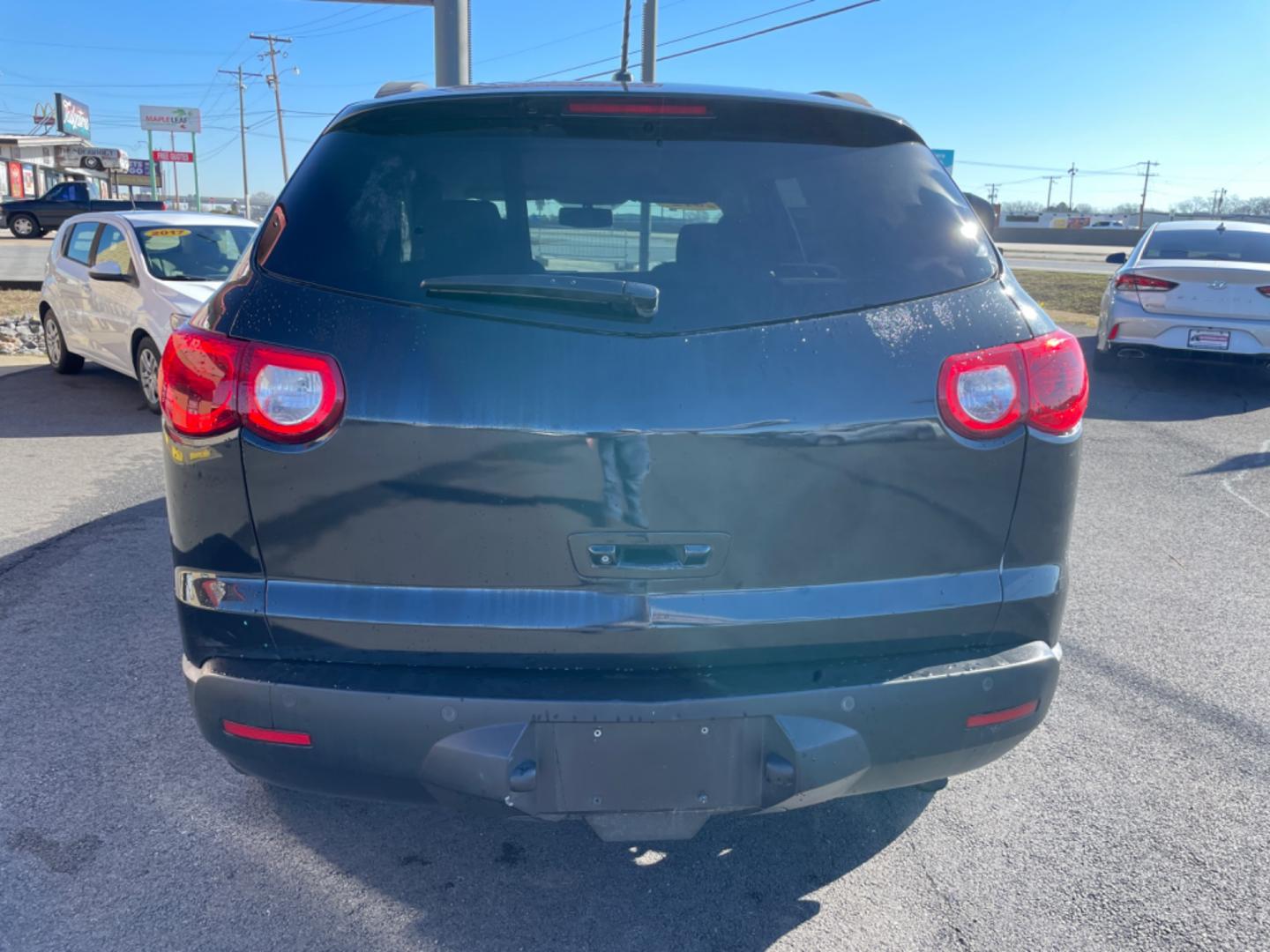 2012 Black Chevrolet Traverse (1GNKRGED7CJ) with an V6, 3.6 Liter engine, Auto, 6-Spd w/Shft Ctrl transmission, located at 8008 Warden Rd, Sherwood, AR, 72120, (501) 801-6100, 34.830078, -92.186684 - Photo#6